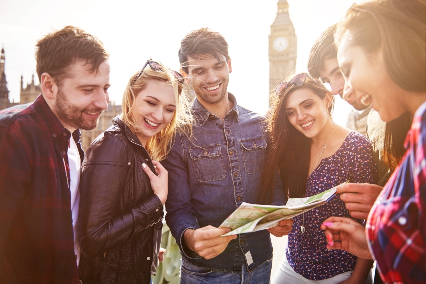 Étudiants internationaux explorant Londres, profitant de leur expérience d'études à l'étranger