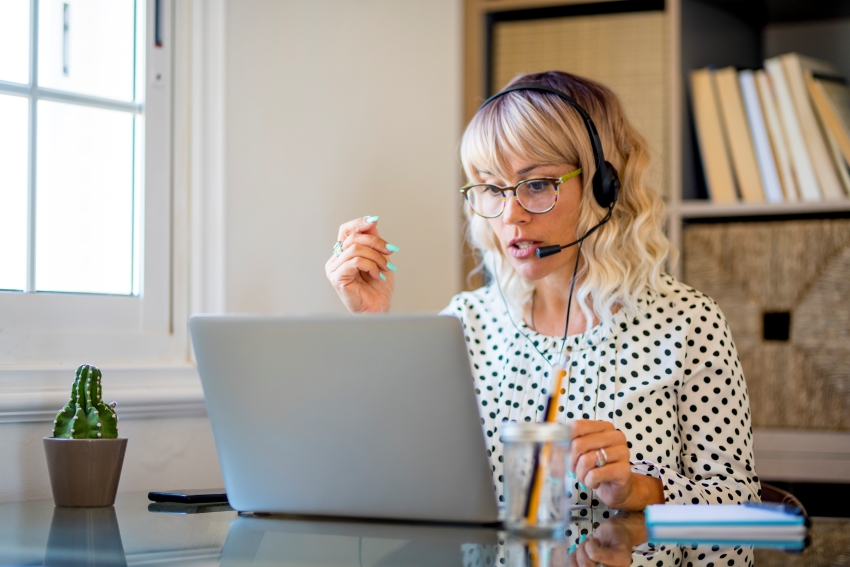 Professeure équipé d'un casque audio donne cours particuliers