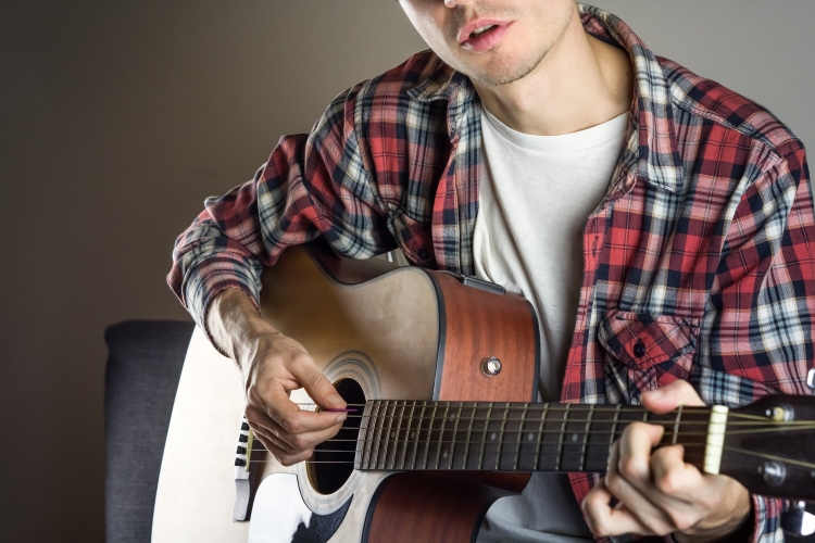 Guitariste jouant des accords 